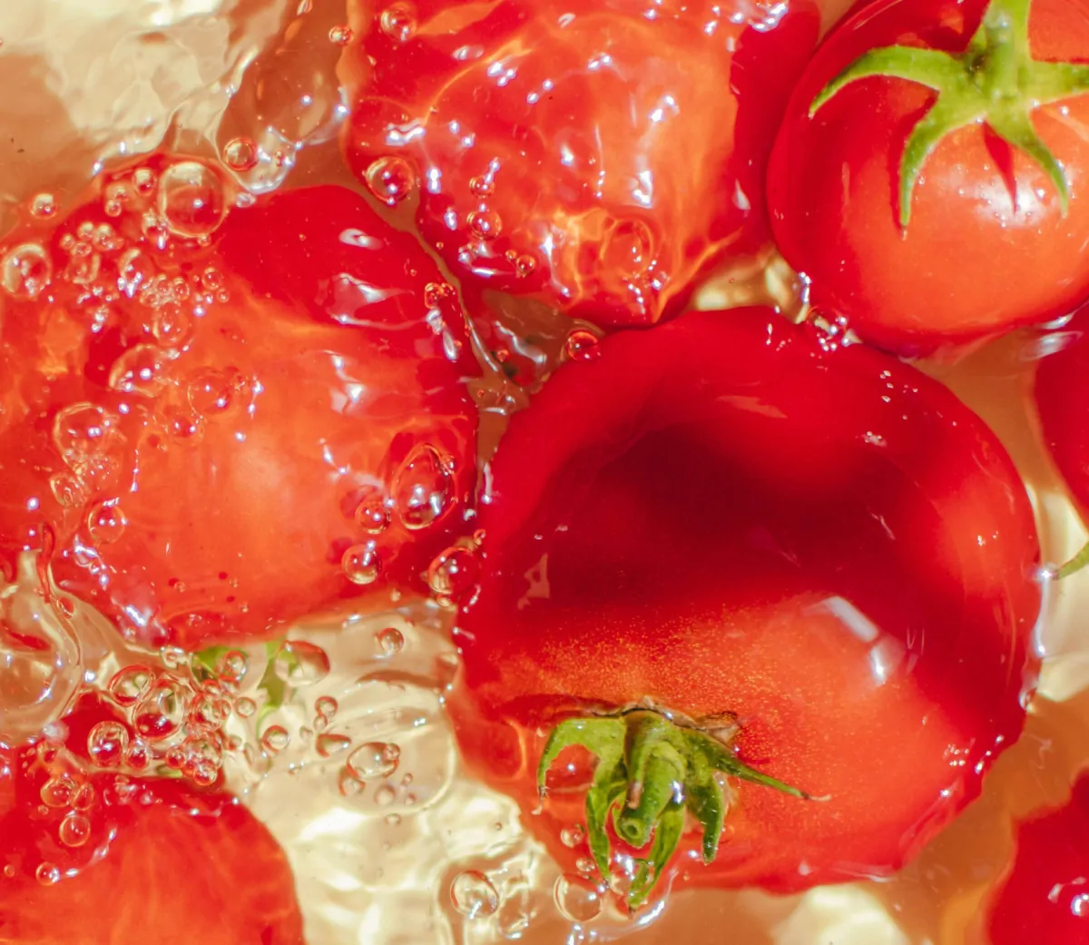 Pomodori rossi immersi nell’acqua